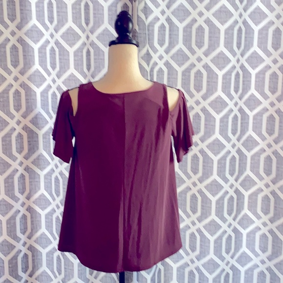 EUC mm♥️mm♥️mm Butter Soft Cold Shoulder. M - Picture 2 of 3